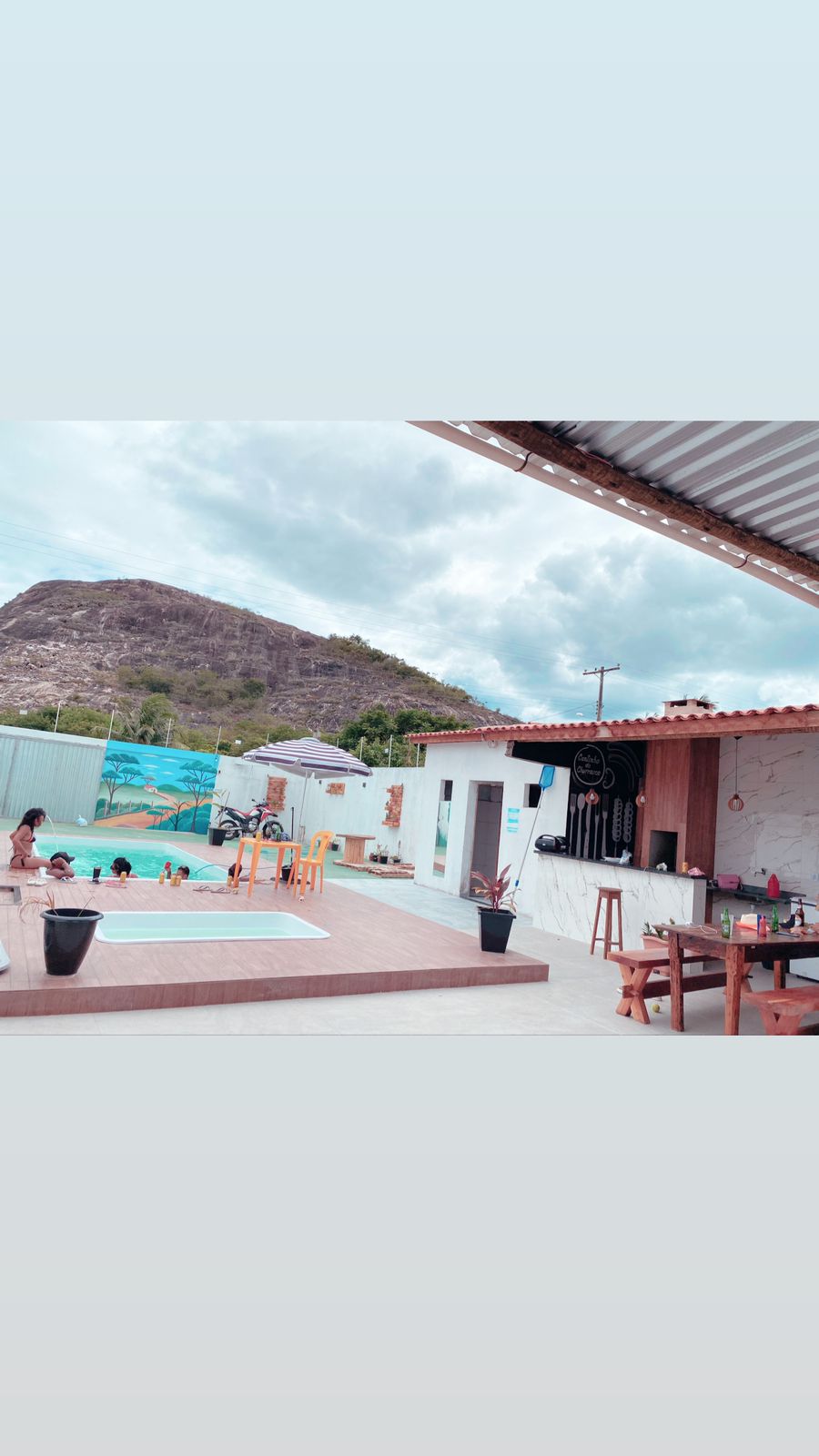 Espaço com piscina Quarto e Cozinha. Garagem pra 4 carros.